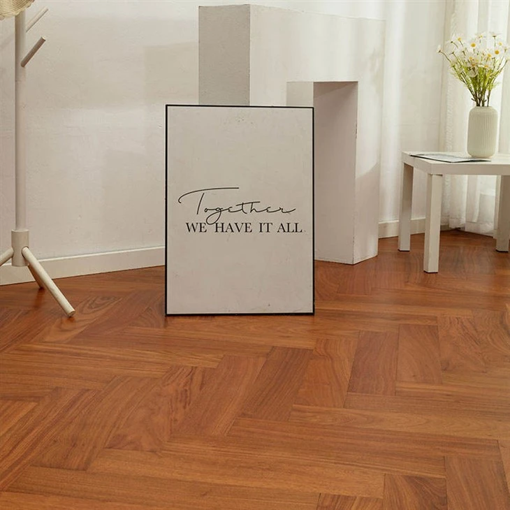 Chevron-Bodenbelag aus Holz